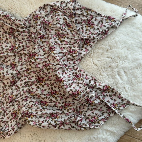 Floral dress used with V-neck and elastic waist, one size
