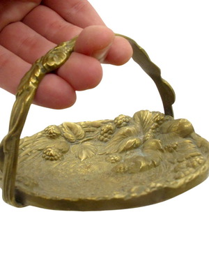 Vintage brass basket with grapes and handle like new, 1950s