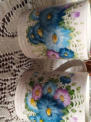 Set of 2 new mugs with painted flowers