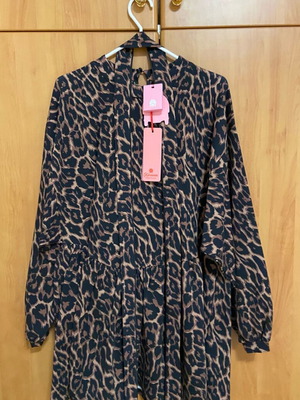 Karavan leopard print mini dress with belt new, one size