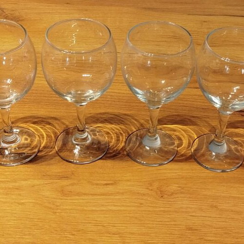 Set of 6 glass wine glasses like new