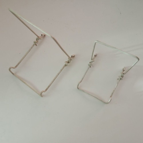 Display stands used, pack of 100, white adjustable wire