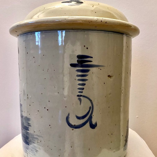 Ceramic Chinese vase cylindrical shape like new with lid
