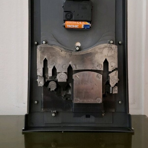 Quartz table clock used with decorative city scene