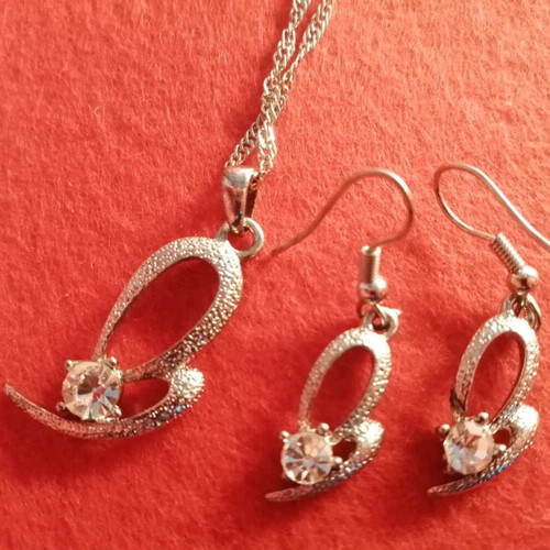 Necklace and matching earrings like new with stone, silver color