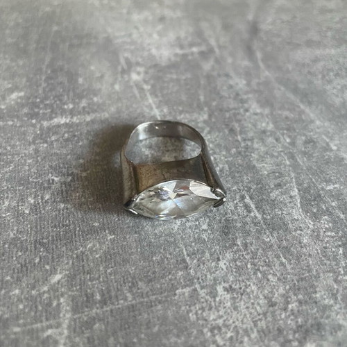 Iron ring used with white stone silver color