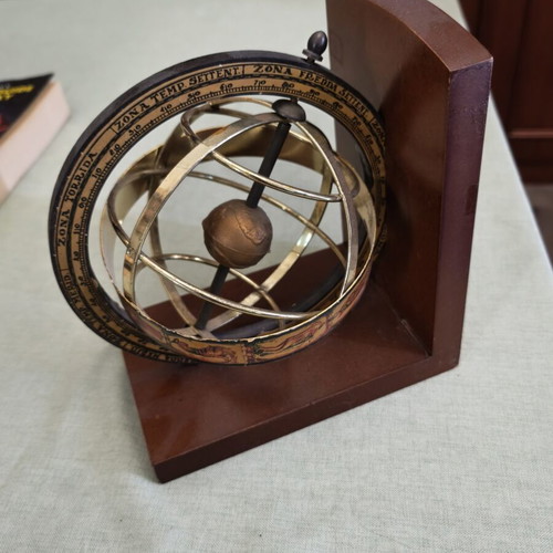 Wooden bookend in excellent condition