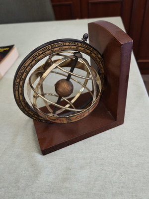 Wooden bookend in excellent condition