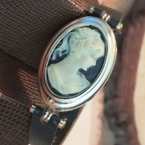 Bracelet / cameo vintage watch