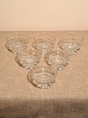 Glass ice cream and dessert bowls set of 6 like new