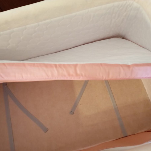 Bonne Nuit Baby Cradle like new, bedside bassinet with adjustable height