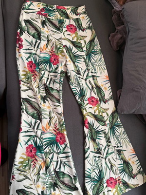 Γυναικείο παντελόνι καμπάνα με τροπικό floral μοτίβο σε λευκό, μέγεθος S