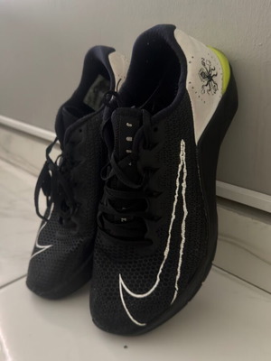 Nike Metcon 5 Villain Edition shoes like new, size 42, black and white