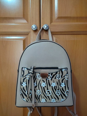 Beige backpack like new with inner pockets