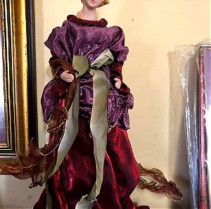 Πανέμορφη Πορσελάνινη Κούκλα με Πολυτελή Ρούχα σε Αποχρώσεις Μωβ και Κόκκινου Βικτωριανής εποχής