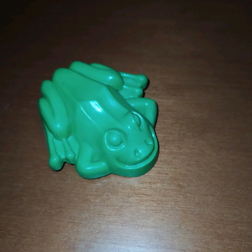 Plastic frogs used, excellent condition, functional