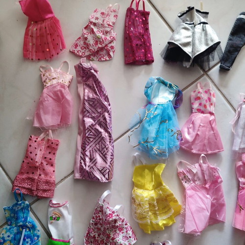 Barbie dresses and accessories like new