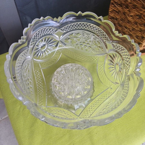 Decorative heavy bowl with flower base 0.20 opening like new