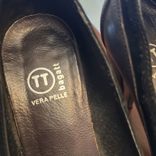 Leather black pumps size 40 like new