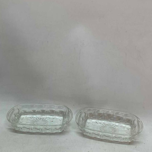 Set of 2 used serving dishes with embossed designs 3x18