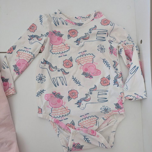 Peppa Ping bodysuits 9-12m like new