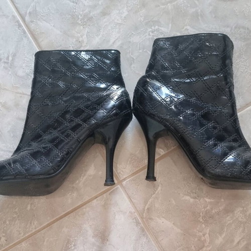 Patent leather ankle boots like new, black, size 37