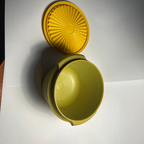 Tupperware food container with lid 650ml used