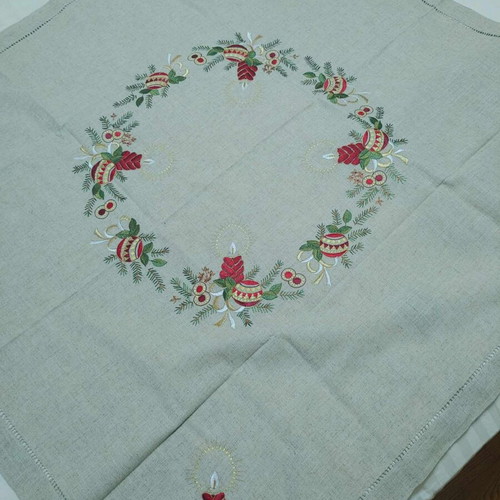 Set of 6 Christmas table mats and 1 runner like new