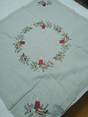 Set of 6 Christmas table mats and 1 runner like new