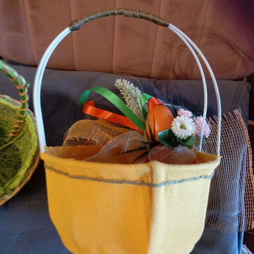 Vintage Easter basket like new with egg and flowers