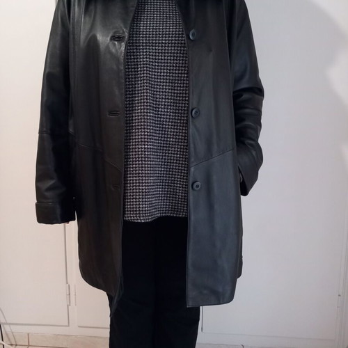 Women's leather jacket black like new, size large with fur collar