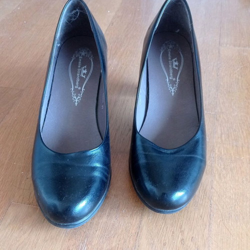 Black leather shoes size 41.