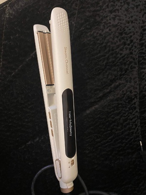 Hair Majesty Steam Chanel hair straightener like new, white