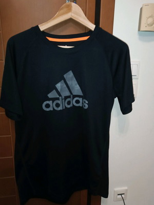 Adidas t-shirt used medium black short sleeve