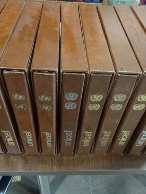 Συλλογή γραμματοσήμων UNICEF καινούργια, 10 μεγάλα κλασέρ με slip cases