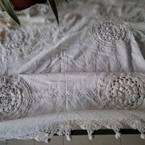 Tablecloths like new, various pieces of crochet and embroidered