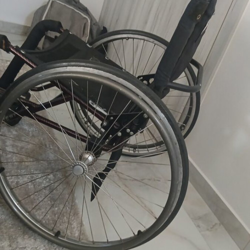 Carbon fiber folding wheelchair with quick-release wheels