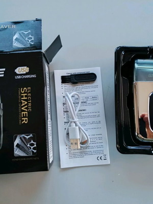 Επαναφορτιζόμενη ξυριστική μηχανή καινούργια στο κουτί