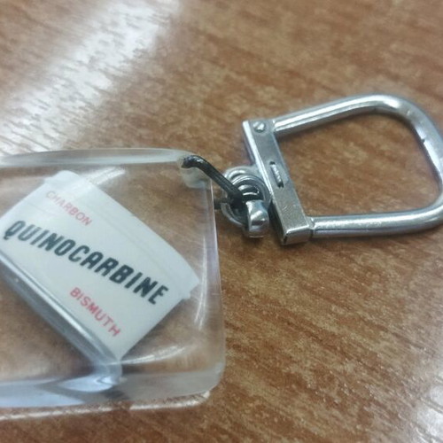 Vintage keychain like new with metal Quinocarbine pharmaceutical box