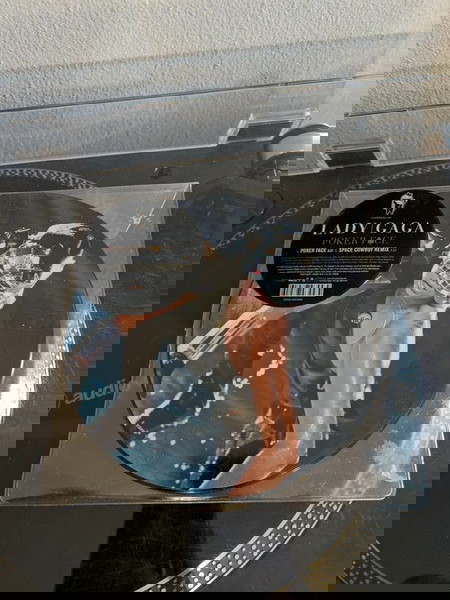 7" Lady Gaga – Poker Face