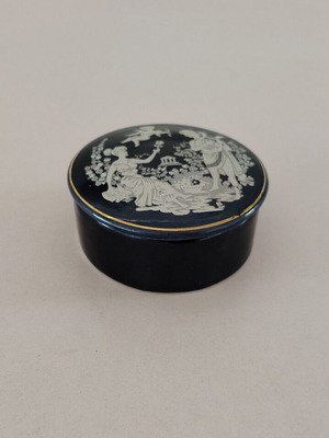 Porcelain bomboniere in blue shades used