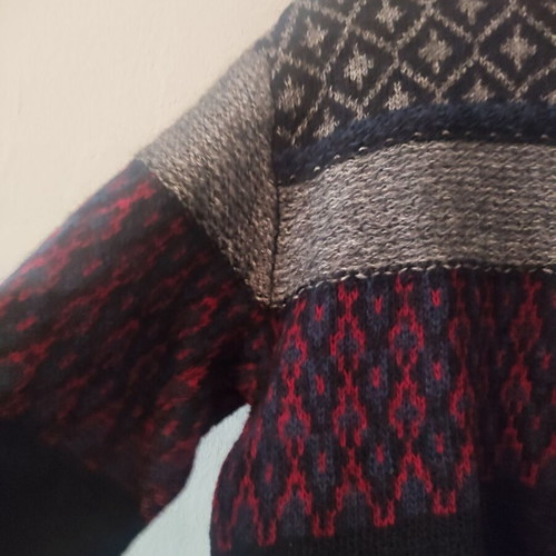 Iceland men's sweater like new size L multicolor