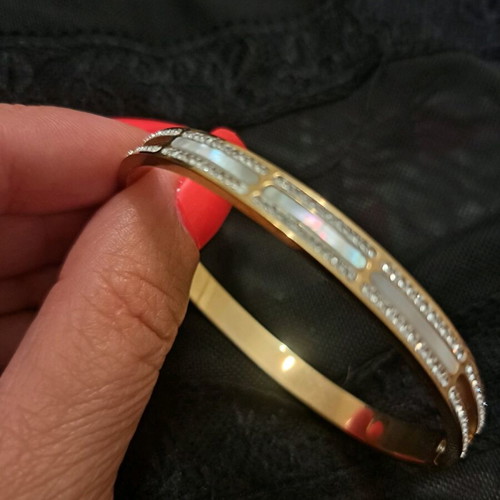 Bracelet new, gold color, impressive and unique