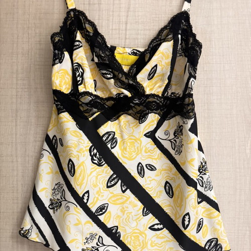 Mat Fashion top with lace and black-yellow print like new