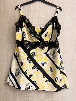Mat Fashion top with lace and black-yellow print like new