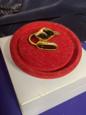 Δακτυλίδι επίχρυσο με 2 μαύρους αχάτες σαν καινούργιο