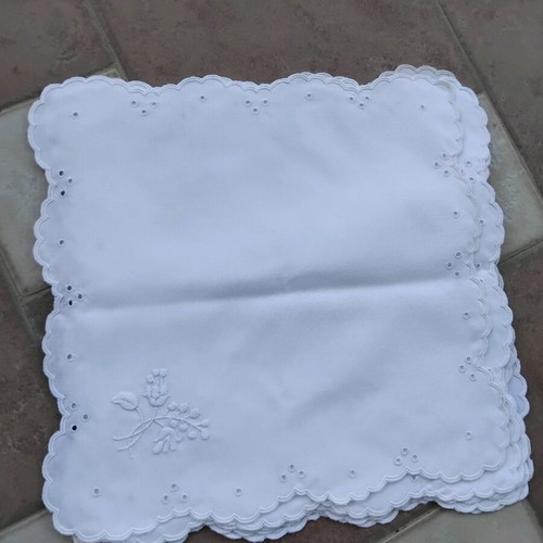 Rotonda set with hand-embroidered napkins like new