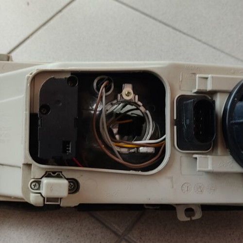Octavia headlight used, left with broken base