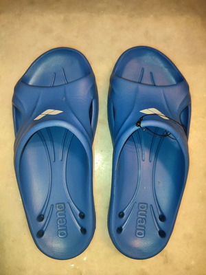 Arena sandals blue size 34 like new