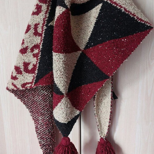 Doca triangular scarf used, beige and red